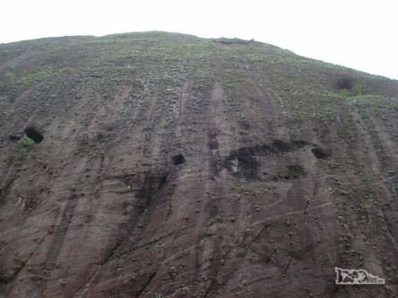 Os enormes paredões de pedra que fazem a alegria de alpinistas na região de Pancas, nos Pontões Capixabas, noroeste do Espírito Santo (foto de Dez/2008)